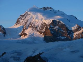 le prime luci del sole sulle Punte Nordend e Dufour del Monte Rosa