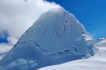 La parete Sud-Ovest dell'Alpamayo