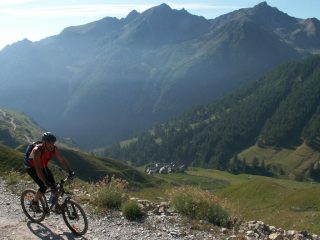 Salendo si domina l'amena Ferrere