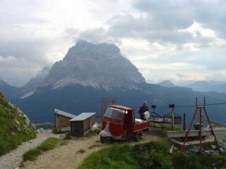 l'unico mezzo a motore presente al rifugio coldai