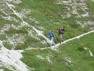 sulsentiero tra il rifugio e la via ferrata