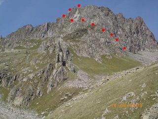 versante sud: la via delle cengie ed alla sua sinistra poco visibile la via normale