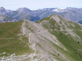 Punta e Passo della Mulattiera, dedalo di strade e sentieri