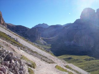 La conca prativa sotto la Croda Passaporto
