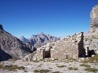 Rovine militari, sullo sfondo il M. Paterno