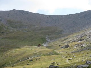 il Bivacco Tornior con sullo sfondo il Col di Thures