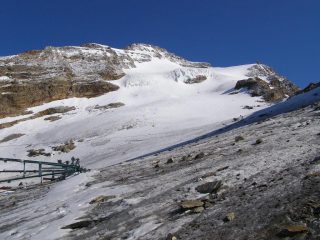 Il percorso di salita, a destra la Punta Giordani