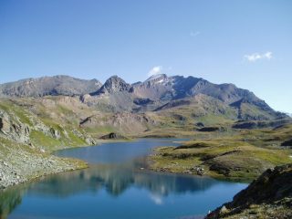 il teu blanc imbiancato dalla perturbazione nottura si specchia nel lago leytaz