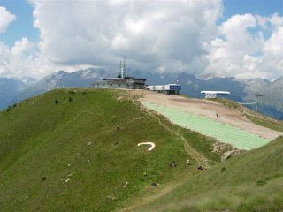 Zona decollo con arrivo seggiovia e ristorante Doss