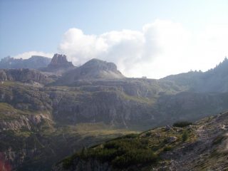 Il Rif. Locatelli sotto il Sasso di Sesto; a sx la Torre di Toblin