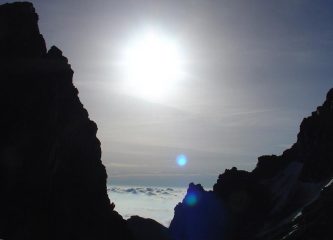 cadreghe di viso con mare di nubi