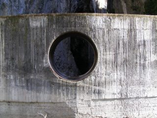 Barriera per il contenimento dei detriti