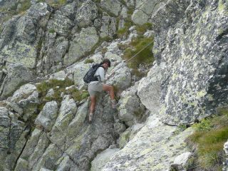 In azione nel canalino attrezzato.