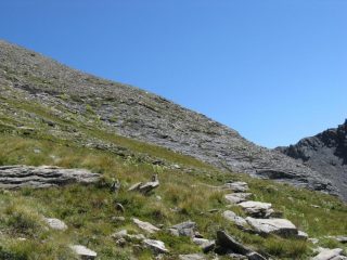 La cresta di salita dove è presente una traccia di sentiero