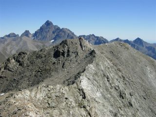 La Cima di Pienasea e il Monviso dalla Cima del Lupo