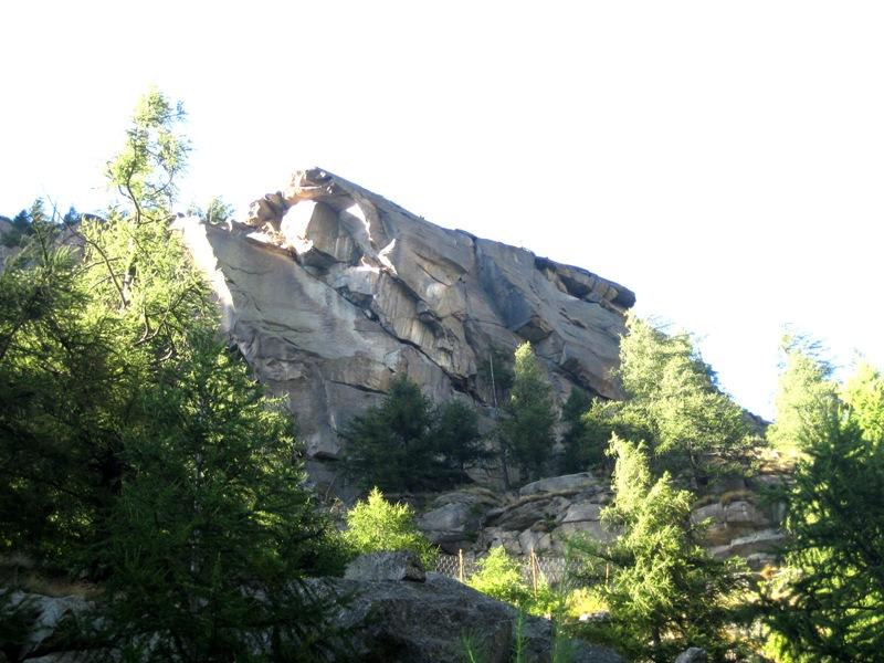 La parete dal tornante della strada vecchia