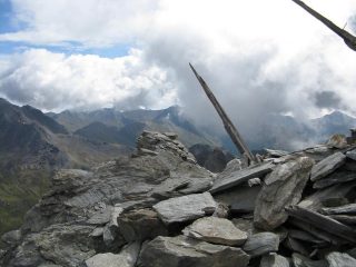 I segni di qualche costruzione militare