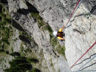 Manuela in uscita dallo strapiombo del terzo tiro