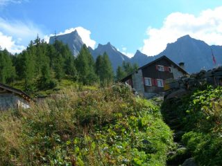 Il rifugio con il Badile sullo sfondo