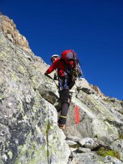 Stelvio risale la paretina rocciosa che porta alla Fuorcla Boval