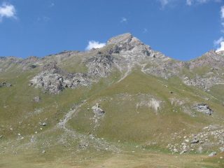 Il versante sud del M. Delà, dove scorre il tracciato del sentiero di salita