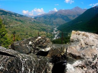 I blocchi di Marmo Verde di Cesana e sullo sfondo il C.le del Sestriere