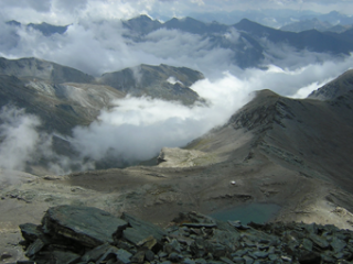 dalla vetta il lago e il bivacco