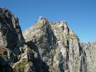 L'inizio del tratto attrezzato e la vetta