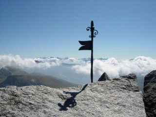 Dalla vetta uno sguardo verso le Dolomiti