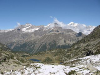 In discesa dal colle, con vista su Lago Dres e Gran Paradiso