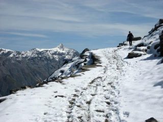 Nicola sulla strada del ritorno con il Rocciamelone sullo sfondo
