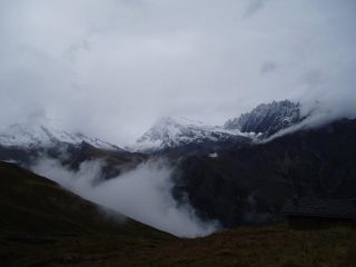 il mont gelè al mattino nella nebbia