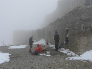 Ci si rifocilla in mezzo alla nebbia