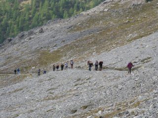 La lunga fila in salita verso il Colle