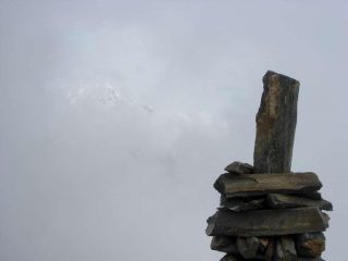 In vetta. Tra le nebbie fa capolino il Bianco.