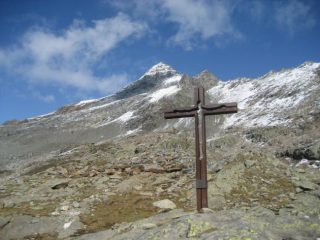 La Punta del Rebbio fotografata sopra il lago: a sx la cresta nord-ovest della salita, a dx la cresta sud-ovest della discesa
