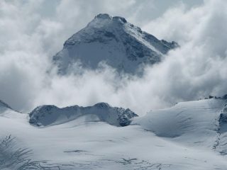 Panorami osservati dalla cima : tra le nuvole emerge la Punta Tsanteleina m. 3606 (21-9-2008)
