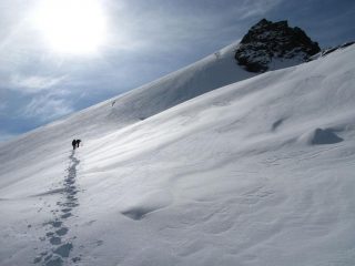 proseguendo la salita sul Ghiaccaio di Suessa, aggirando una zona crepacciata sotto la cresta (21-9-2008)