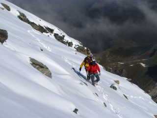Luigi e Massimo impegnati nel traverso per aggirare la Punta 3112 m. (21-9-2008)