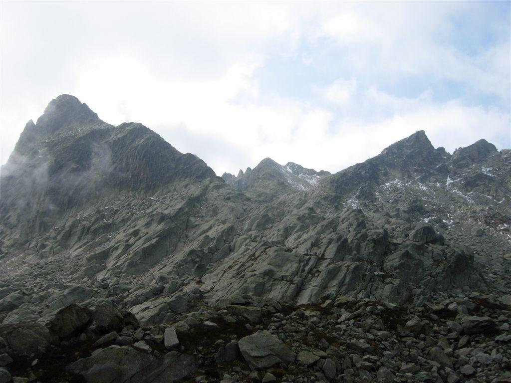 Rocca della Bastera a sinistra e Cima del Lago dell'Oro a destra