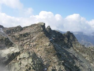 L'abbattuta Cima del Lago dell'Oro vista dalla Rocca della Bastera