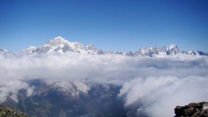 Il Massiccio Bianco spunta dalle nebbie...