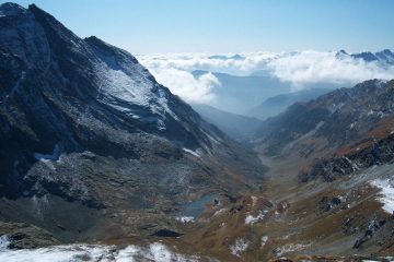 Il vallone di Vallanta con il rifugio omonimo accanto al lago 