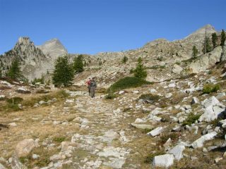 Sul sentiero verso il Colle di Fremamorta, dietro la Pointe Geign