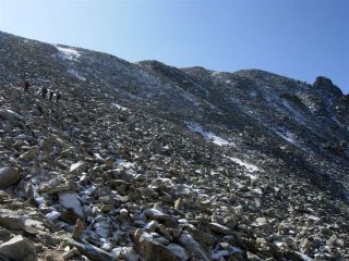 In salita alla Baisse de Roguè e la vetta in fondo a destra