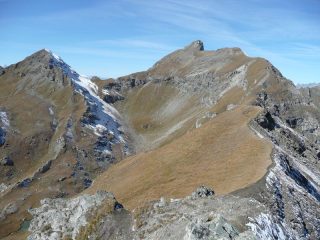 dalla punta del lago: a sx it. di salita, a dx cresta di discesa