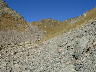 Il passo di Laroussa in fondo e il crinale a destra dove salire