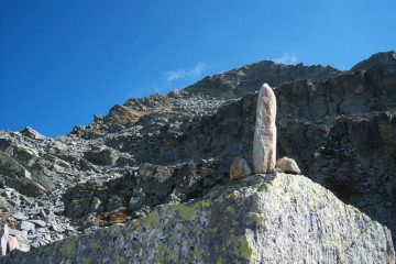 Il monolite segnala la Cima di Bo 