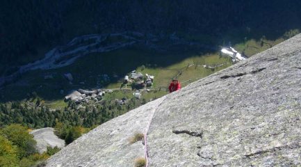 in alto, prima del traverso.