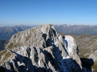 Il Pizzo della Presolana Occidentale visto dalla Presonala Centrale; in basso a sinistra la Presolana del Prato.